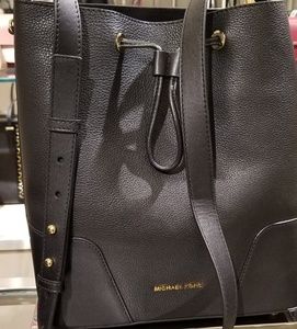 MICHAEL KORS CAREY MD LEATHER BUCKET BAG in black